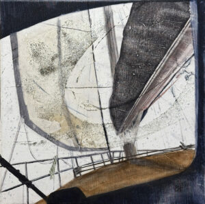 Vue sur la proue du voilier depuis la cabine de pilotage