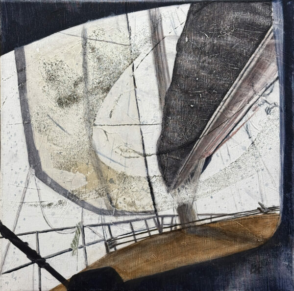 Vue sur la proue du voilier depuis la cabine de pilotage